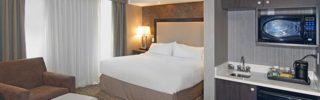 Holiday Inn Express And Suites Calgary By Ihg Exterior foto
