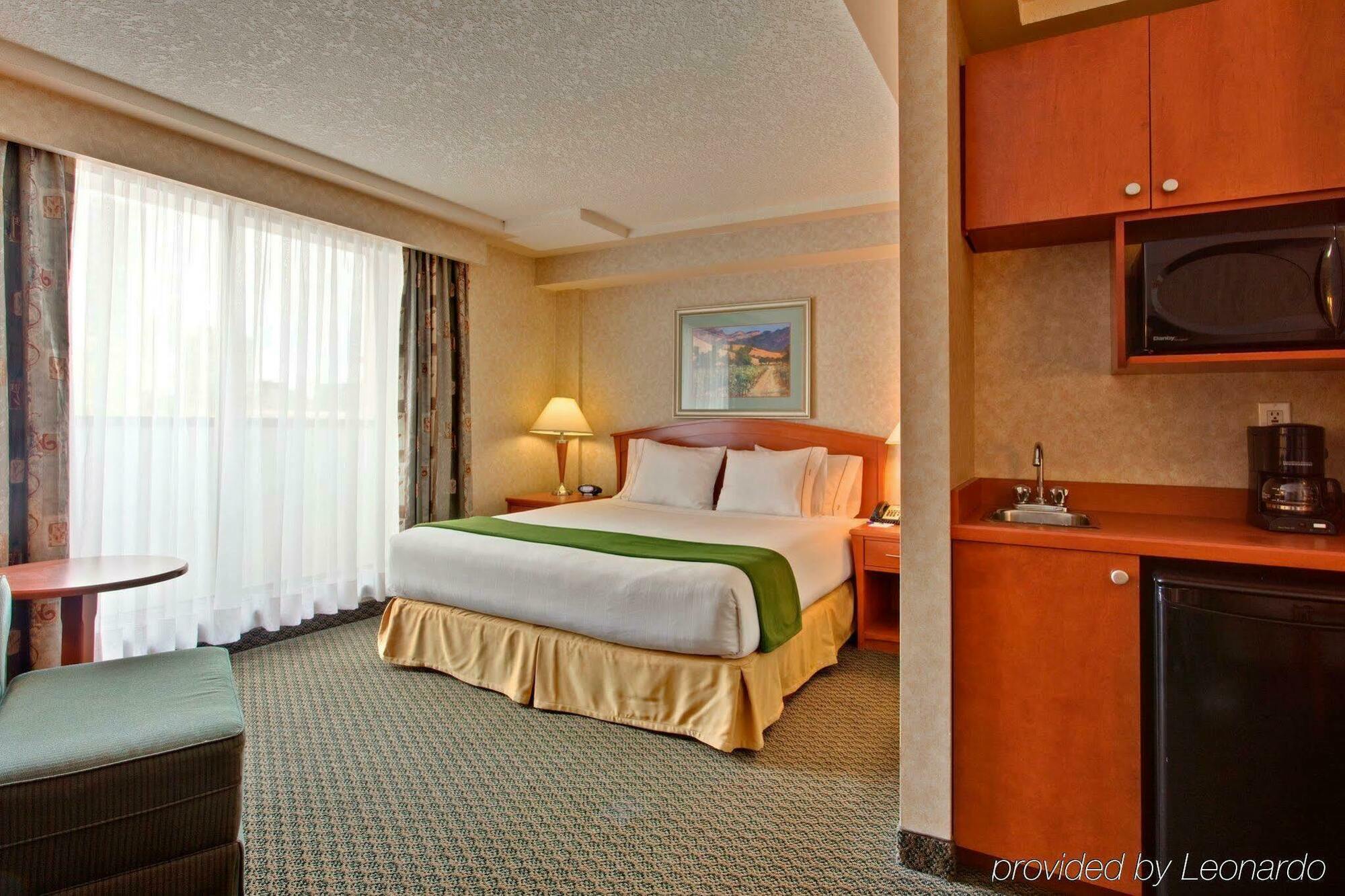 Holiday Inn Express And Suites Calgary By Ihg Exterior foto